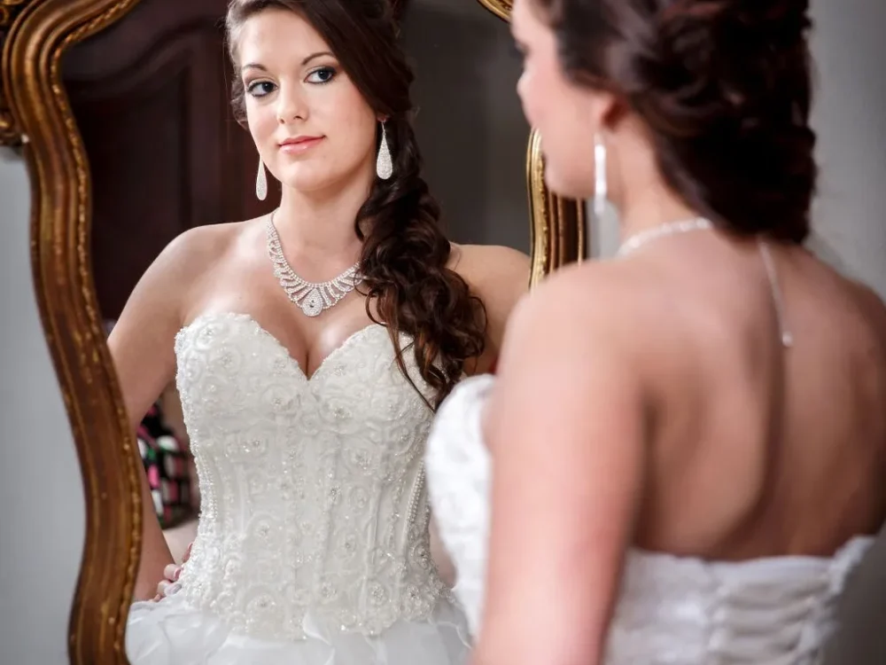 mirror, mirror... brdie looking at herself in mirror